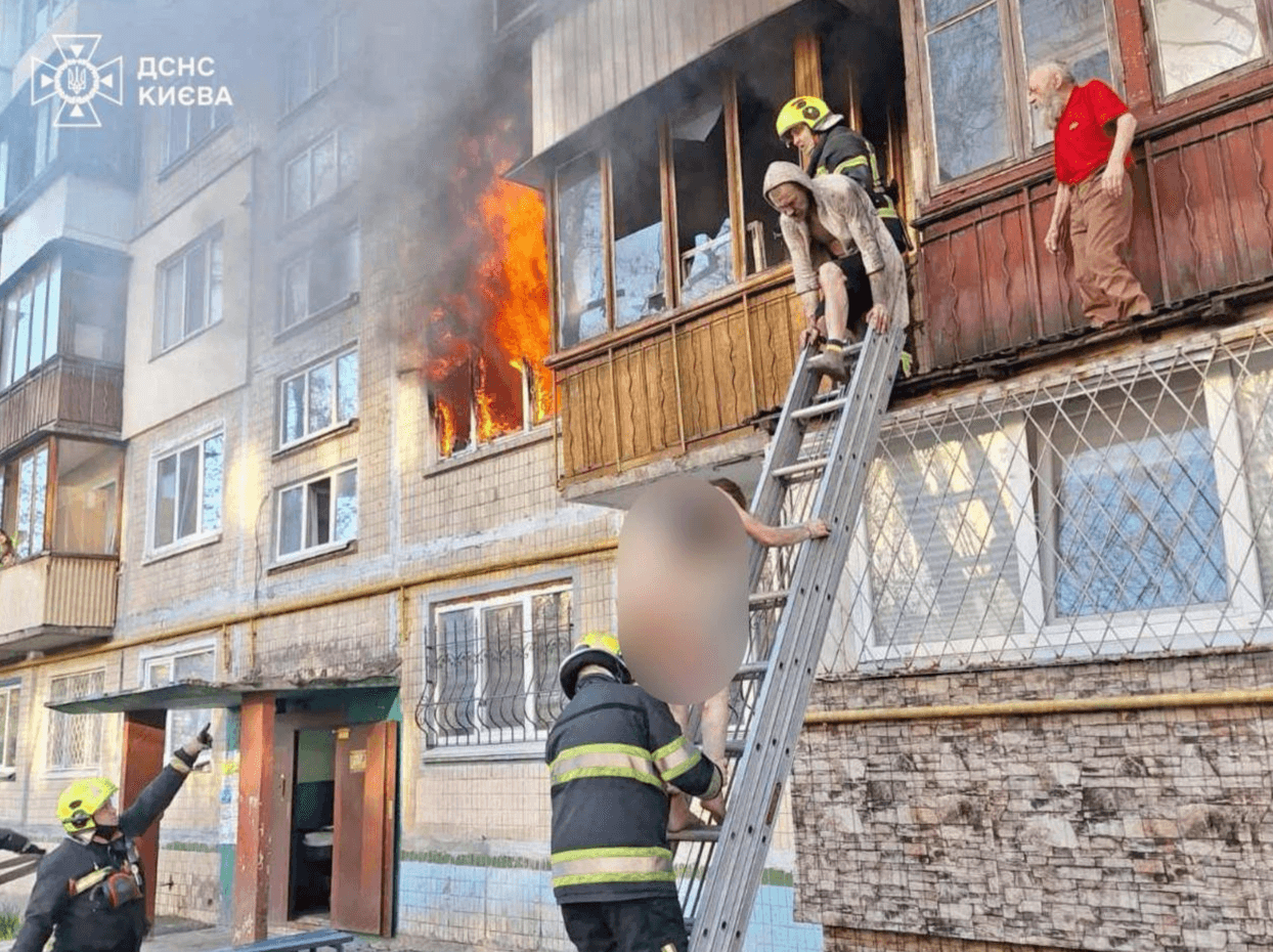Пожежа у Дніпровському районі: з будинку евакуювали людей, є постраждалі