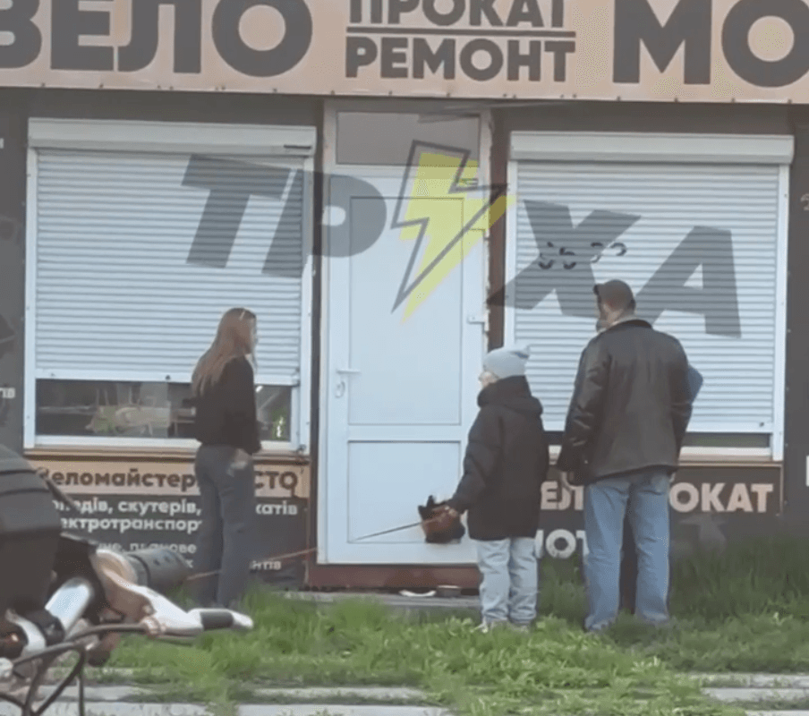 На Позняках собак закрили в магазині: пес прогриз двері, щоб звільнитися