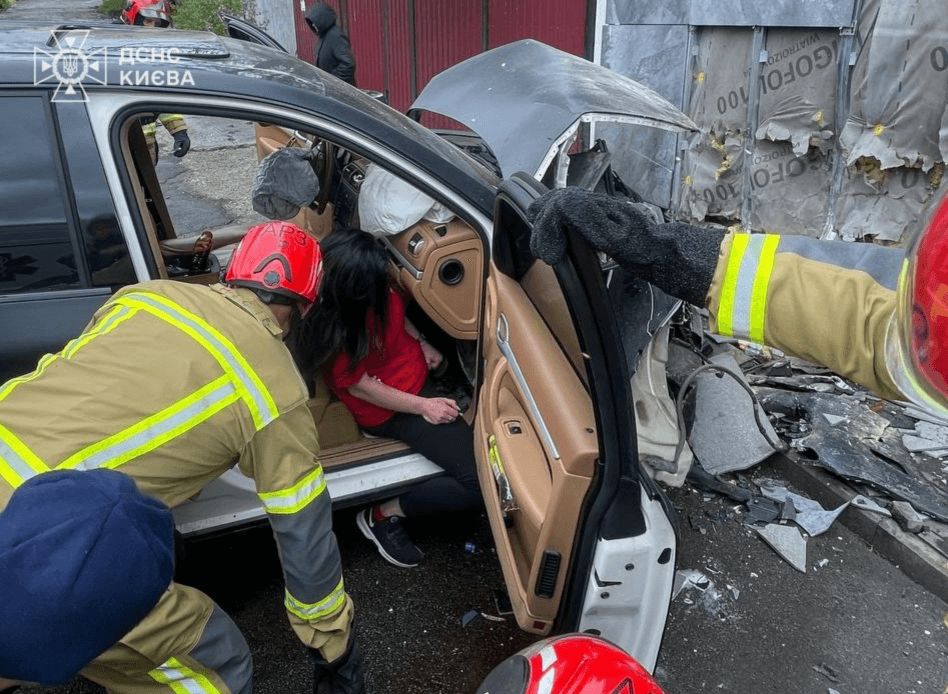 На Печерську Porsche врізався в будівлю: пасажирку довелось деблокувати з авто