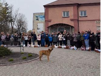 Великодні забави: на Житомирщині пес заспівав гімн України