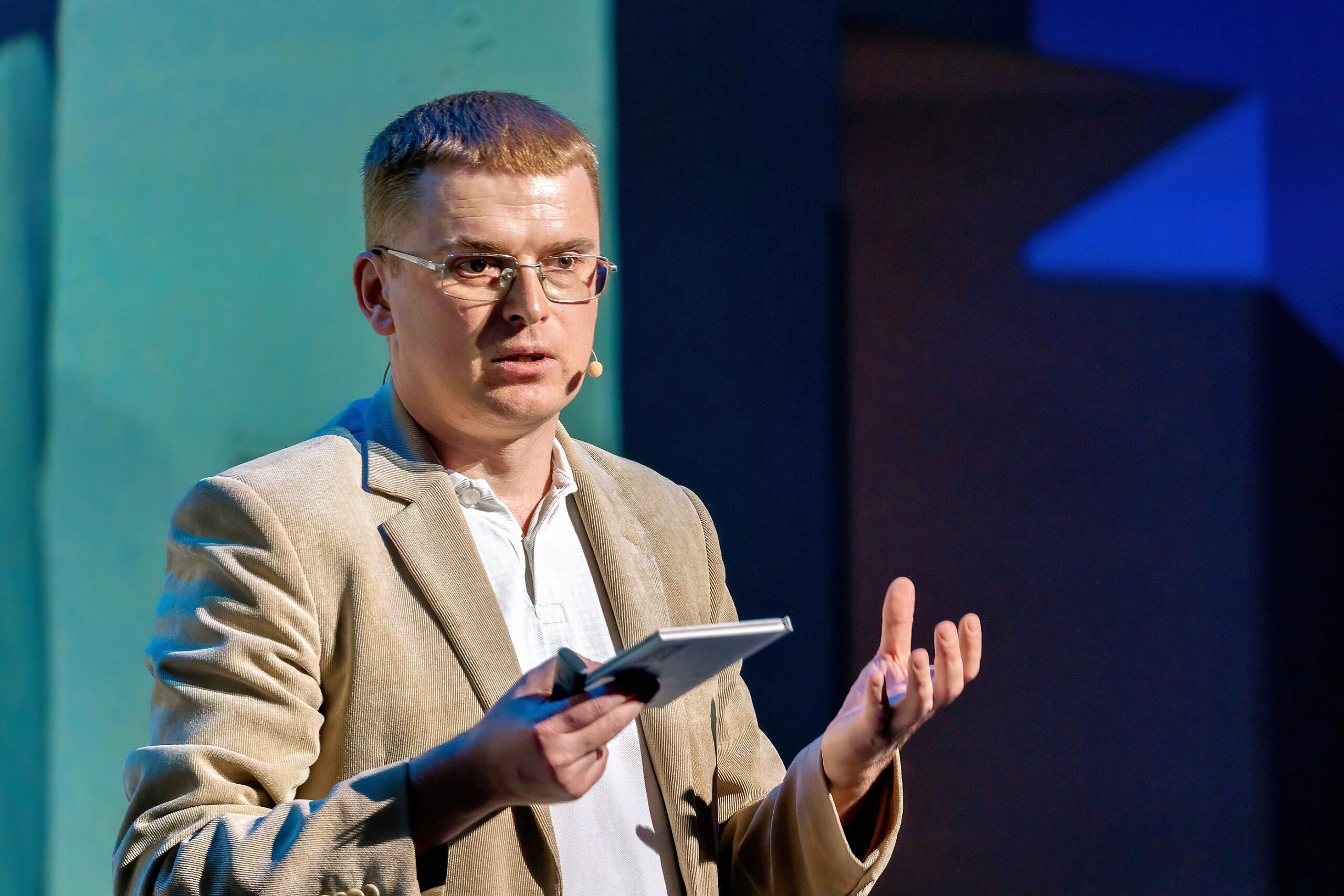 «Освіта — це не сервіс, а ядро цивілізації»: у Києві презентують книгу Віталія Хромця «Архіпедагогіка»
