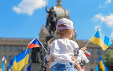 У Чехії пропонують виплачувати батьківську допомогу українським біженкам
