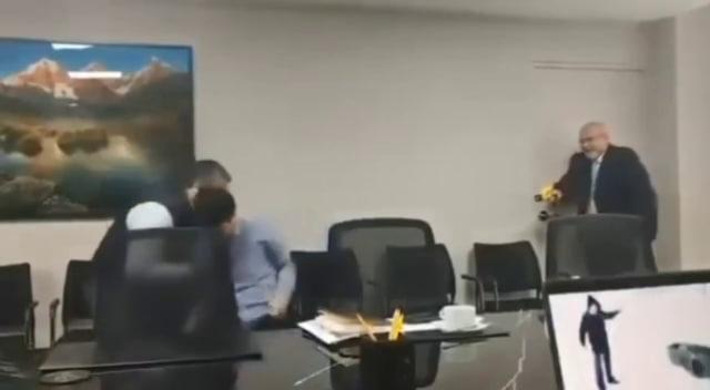 Мер у Перу випробував електрошокер на своєму раднику