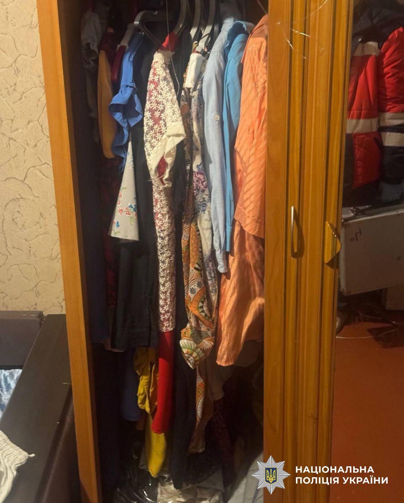 На Київщині жінка залишила вмирати дворічного сина та сховала тіло до шафи