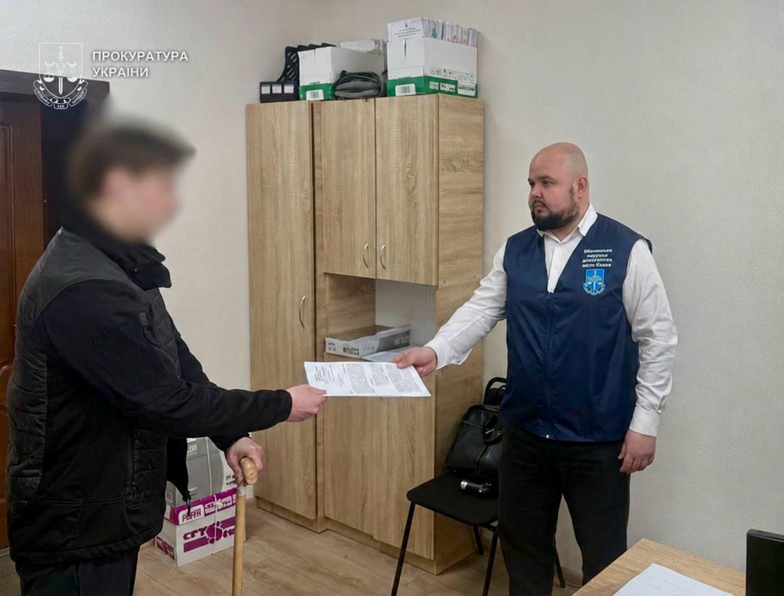 Шахраї залякали пенсіонерку та змусили віддати «на перевірку СБУ» 28 700$