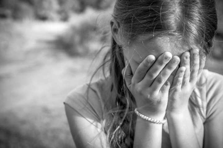 У Києві 47-річний нетверезий гість вчиняв розпусні дії щодо 10-річної дівчинки