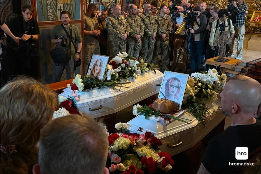 У Києві попрощались із доньками полеглого захисника, які загинули під час масованої атаки РФ