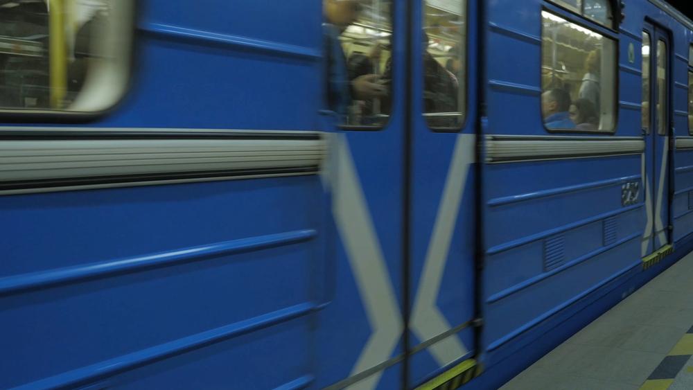 Пасажир проник у тунель метро на «Палаці «Україна»: поїзди зупинили на 15 хвилин