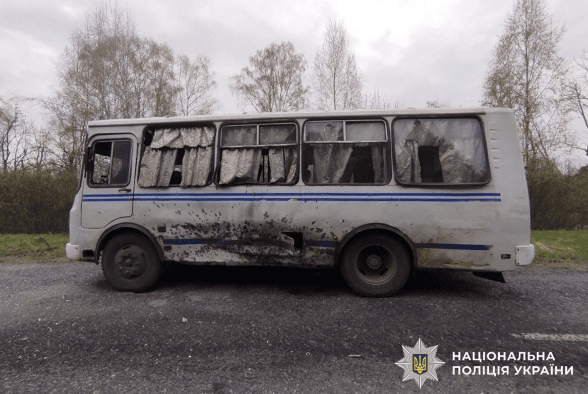 На Сумщині ворожий дрон поцілив в автобус: є постраждалі