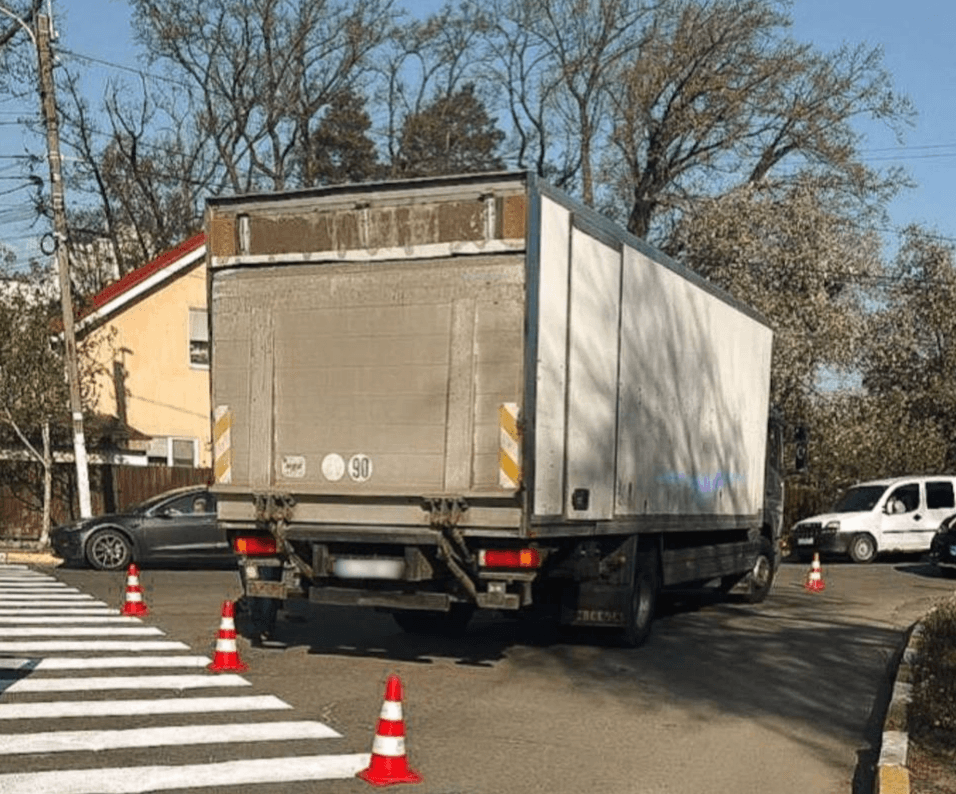 В Ірпені вантажівка збила на зебрі дівчинку на самокаті