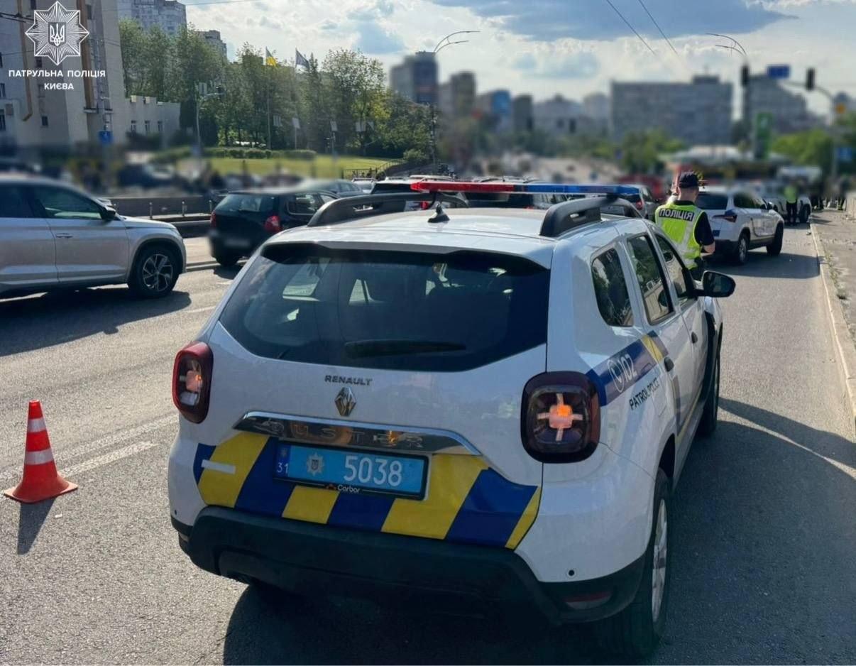На Солом’янці авто на швидкості влетіло в підземний перехід — є загиблі