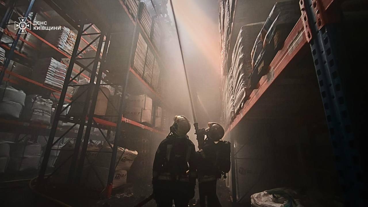 Через атаку дронів горів склад у Бориспільському районі, а у Вишгородському — автівка, є постраждалі