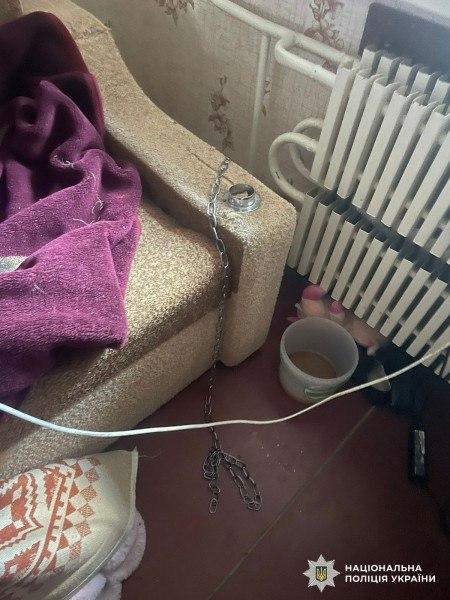 На Дніпропетровщині мати привʼязувала дитину металевим ланцюгом до батареї з метою «виховання»