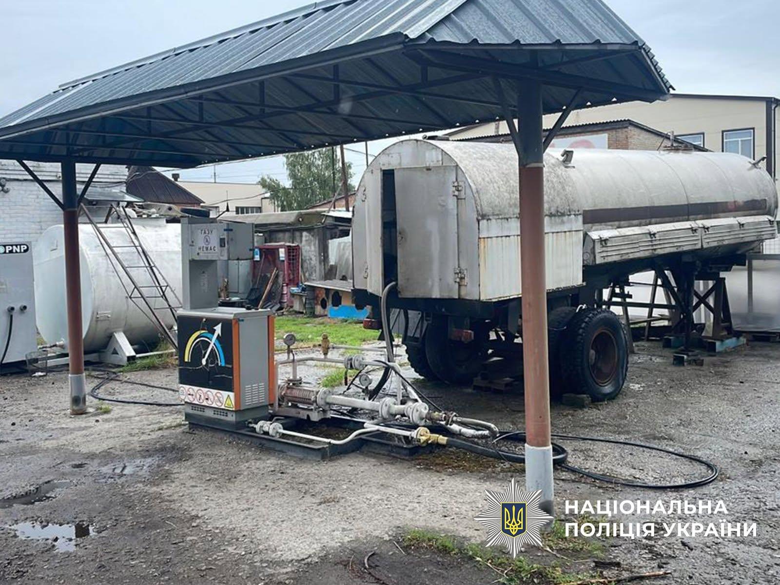 У підпільному цеху на Київщині масово фальсифікували пальне, яке збували і в Києві