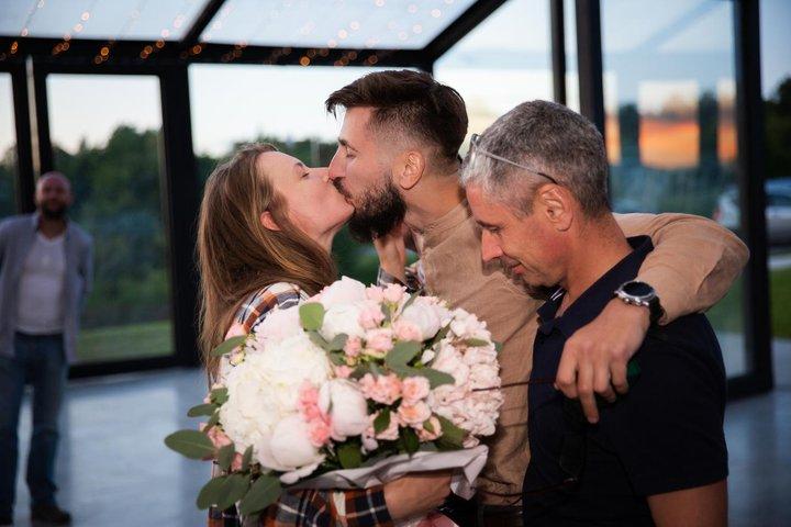 Звільнений з полону захисник «Азовсталі» освідчився дівчині, в яку був таємно закоханий з 14 років