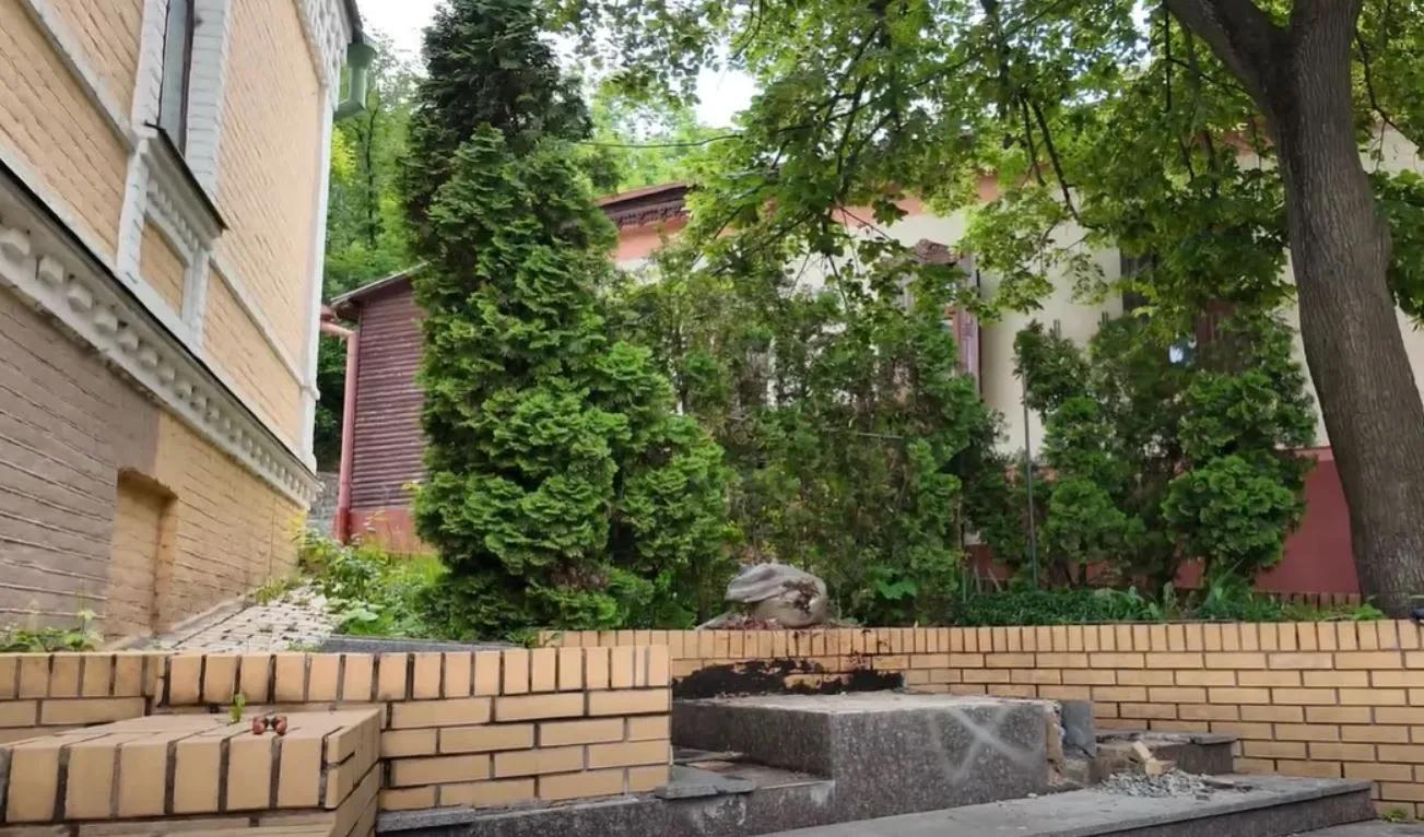 З Андріївського узвозу «попросили» юнака, який голосно читав Булгакова російською