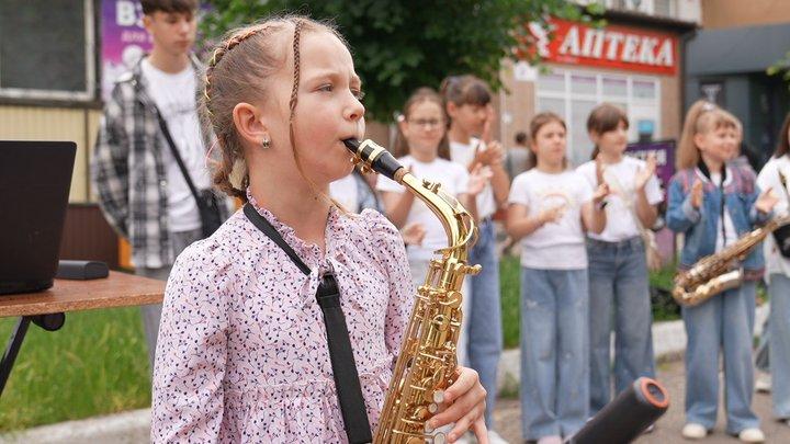 Музика для фронту: діти майже два роки збирають гроші на дрони для ЗСУ