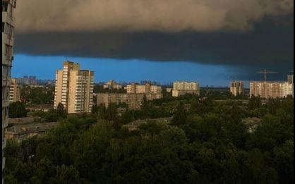 У Києві сильні пориви вітру та злива, неймовірні хмари потрапили на відео