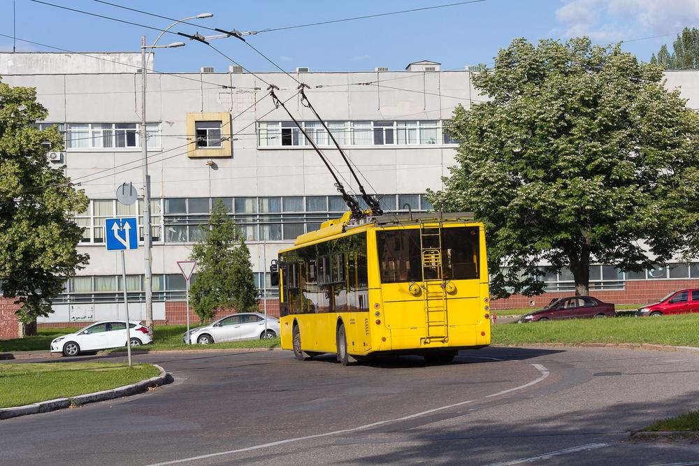 Після ворожого обстрілу у столиці частково змінений рух громадського транспорту
