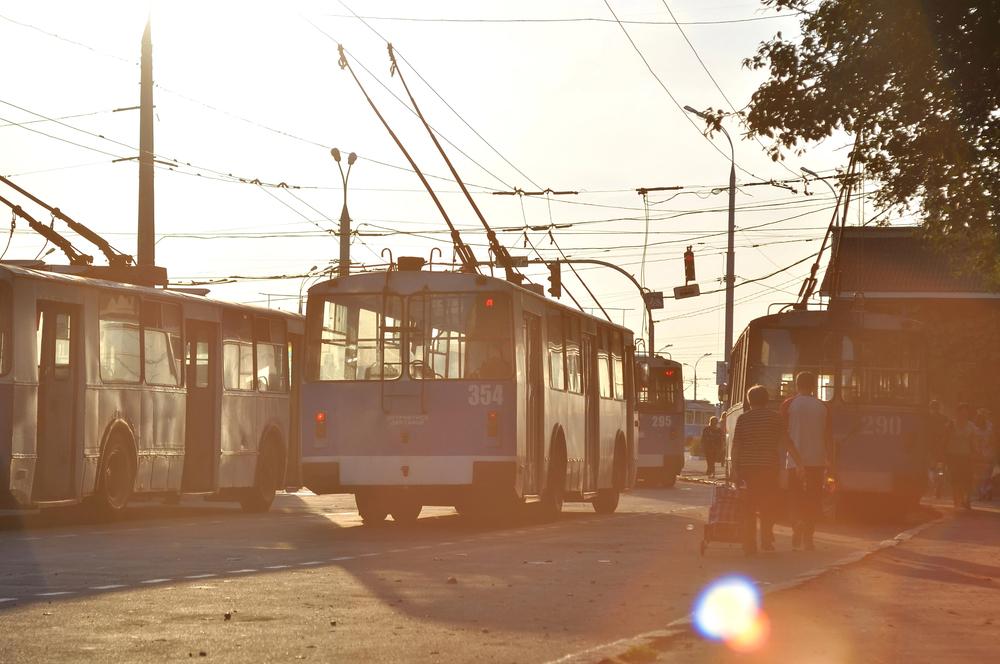 Низка столичних тролейбусів зупинились через відсутність напруги