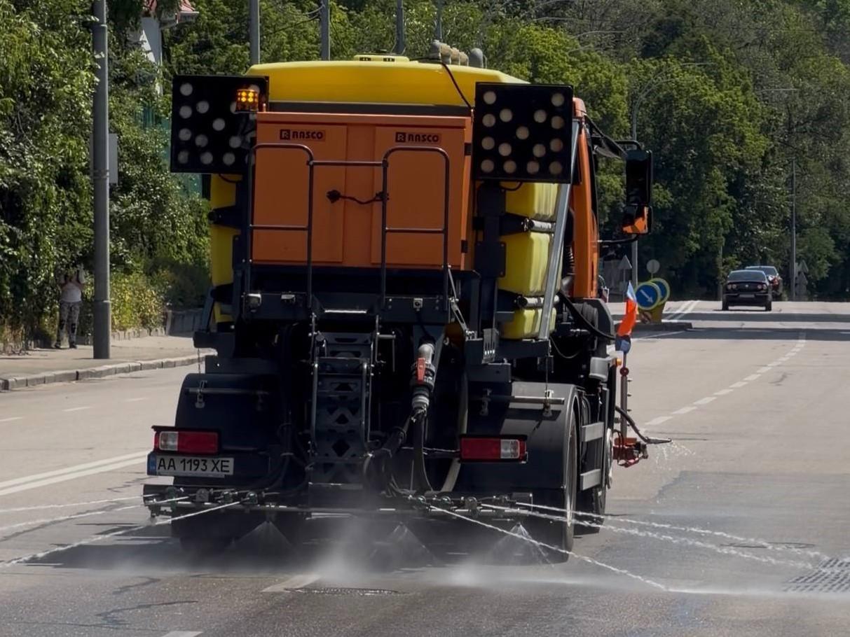 У спеку дорожники в посиленому режимі поливають столичні вулиці