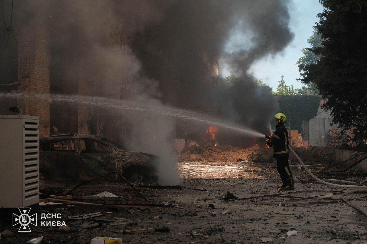 До Охматдиту відвезли дитину, якій відірвало кінцівку під час обстрілу – в укритті дві години тримали пораненого на руках