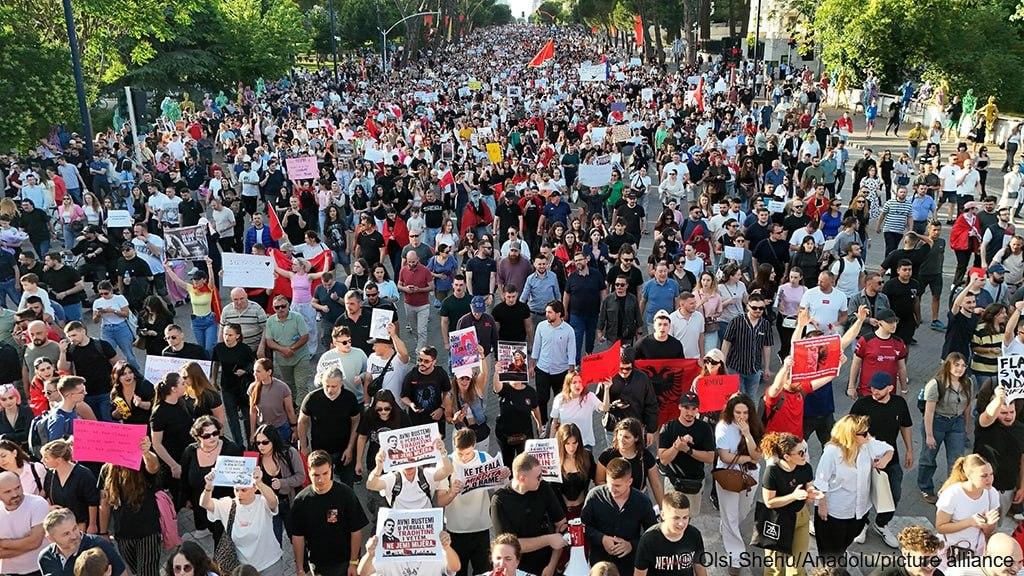 Албанці вийшли на масові протести – не хочуть будівництва розкішного курорту зятем Трампа