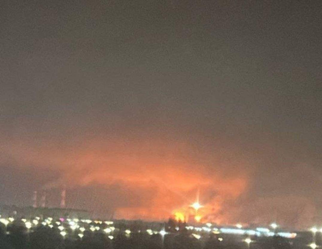 Зеленський підтвердив враження дронами НПЗ за 700 км від кордону України
