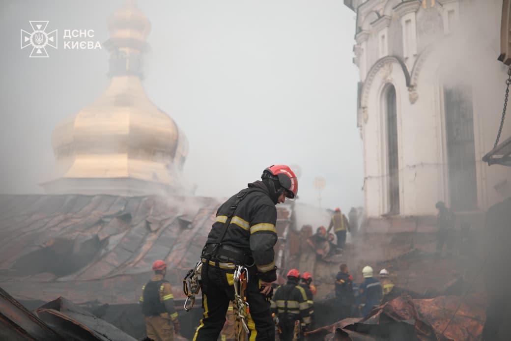 У Києві ворог пошкодив собор на території Києво-Печерської лаври – там виникла пожежа