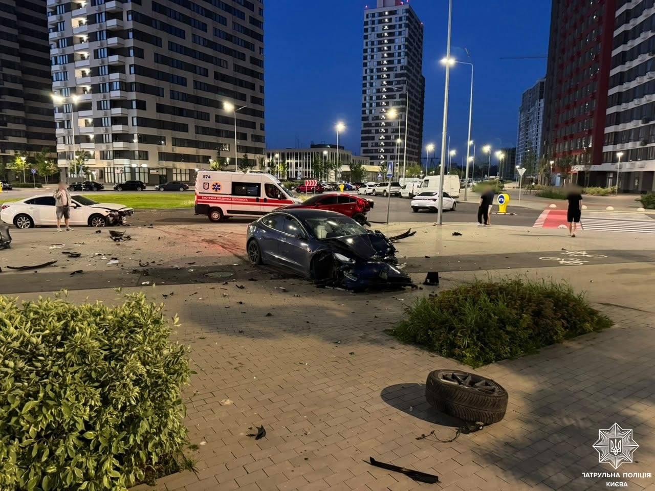 У ЖК «Варшавский» п’яний підліток на Tesla протаранив припарковані автівки