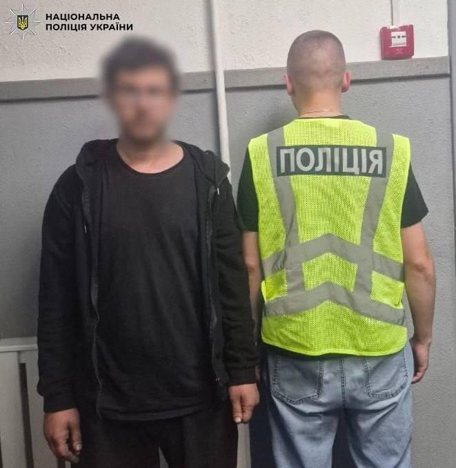 Прив’язали до дерева та жорстоко побили: у Києві затримали п’ятьох підозрюваних у вбивстві чоловіка