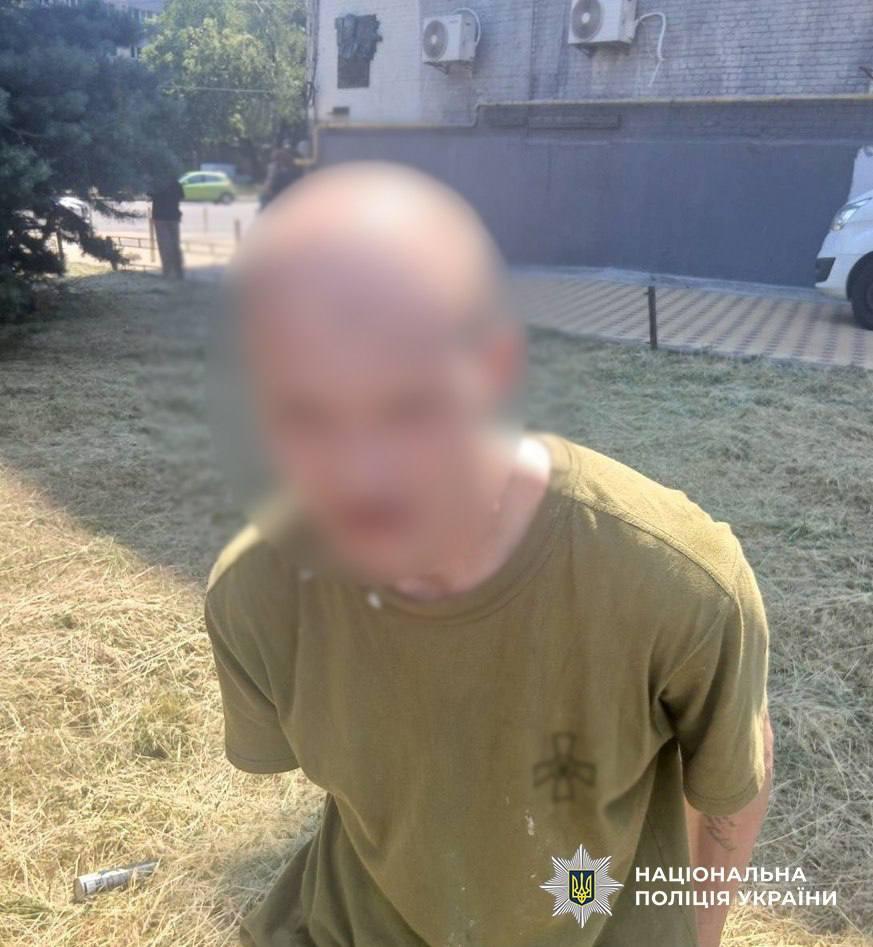 На Солом’янці п’яний чоловік розбив вікна у п’яти автівках