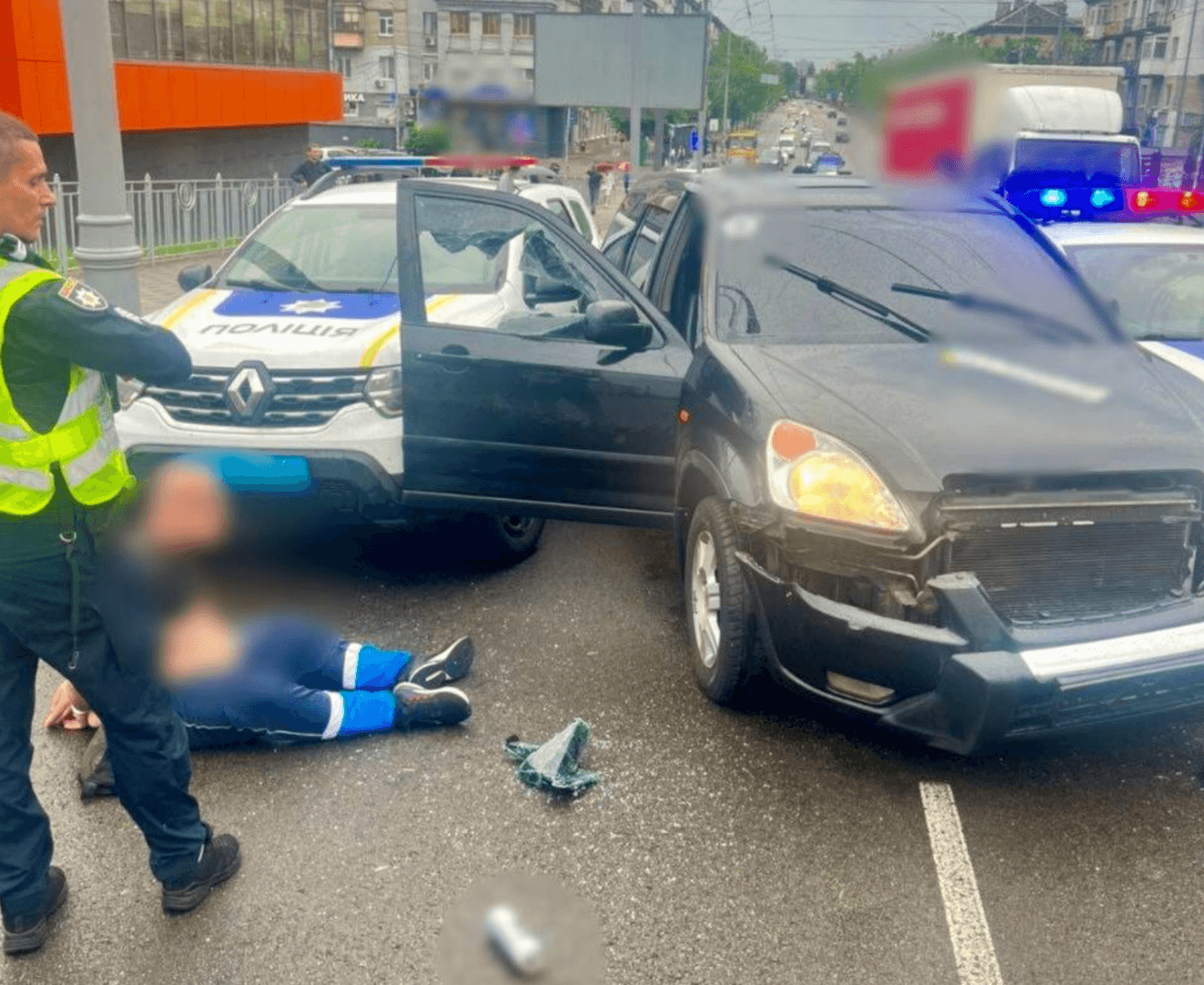 У Києві п’яний водій тікав від патрульних та пошкодив три службові автівки