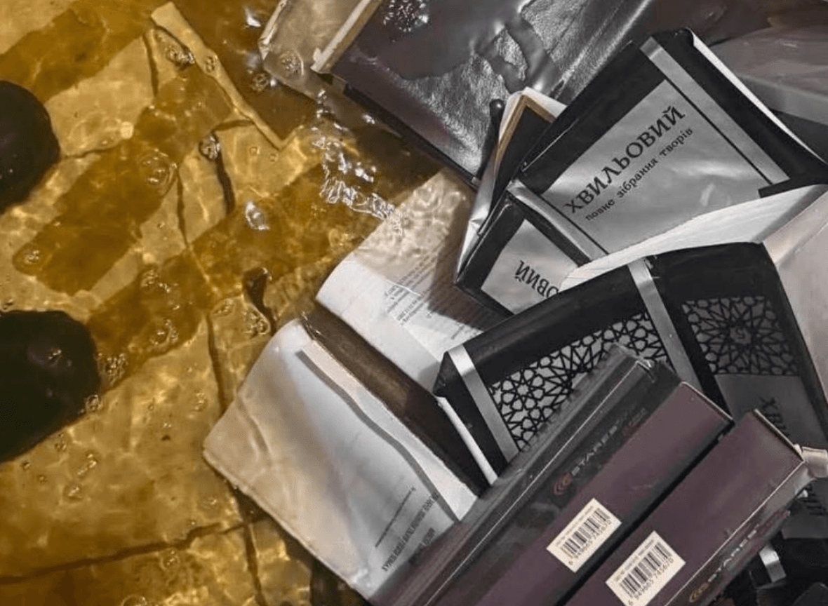 На Подолі затопило книгарню «Смолоскип»: киян просять про допомогу