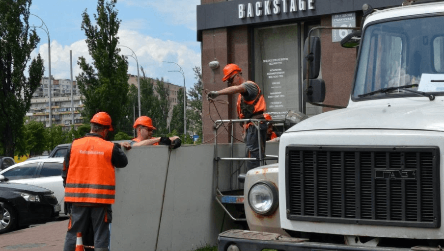 Оболонський проспект звільняють від незаконної реклами