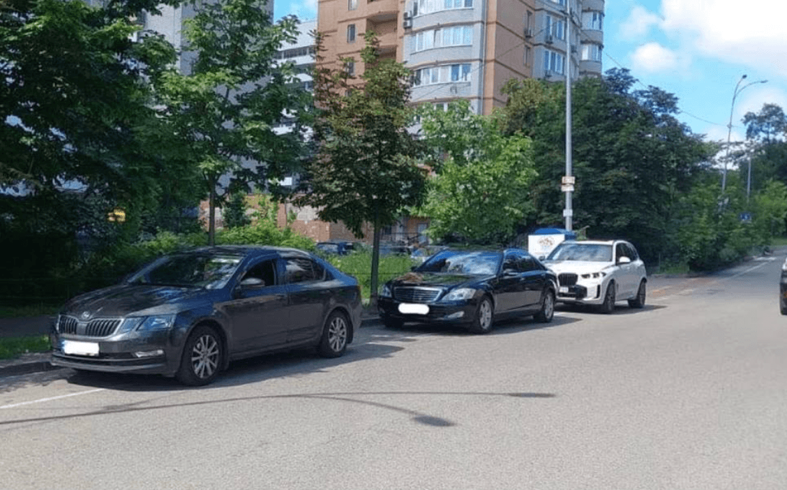 На Печерську масово евакуювали автівки, припарковані на велосмугах