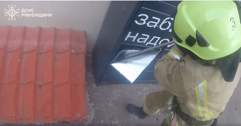 Рятувальники визволили 15-річну дівчину, яка застрягла в поштоматі