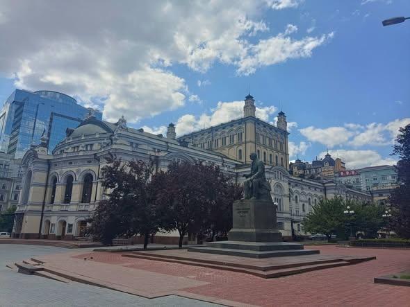Пам’ятник Миколі Лисенку біля Нацопери звільнили від захисних риштувань