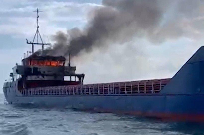 Росіяни двічі атакували цивільне судно з кукурудзою біля Одещини, двоє моряків зникли безвісти
