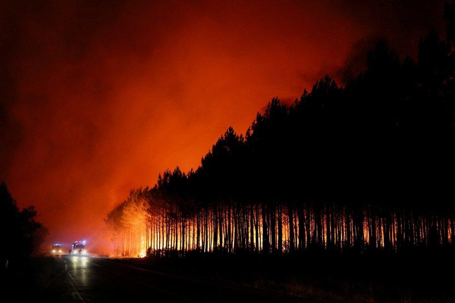 Через масштабні пожежі у Франції та Іспанії евакуювали понад 80 тисяч людей