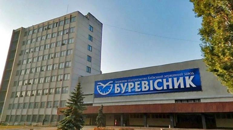 Ексочільник оборонного заводу розбирав підприємство на металобрухт, а сам скуповував елітні автівки