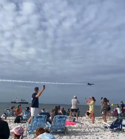 Винищувач Blue Angels пролетів на надзвичайно малій висоті над пляжем у Флориді