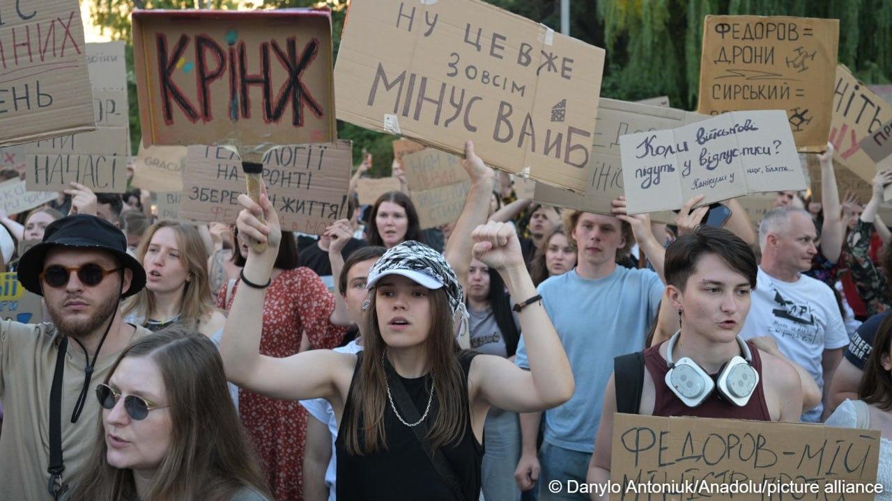 Українці другий день виходять на протести через відставку міністра оборони Михайла Федорова