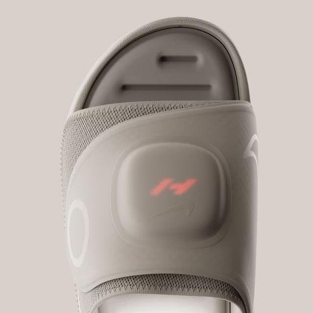 Nike представила розумні капці, які підігрівають і масажують ноги