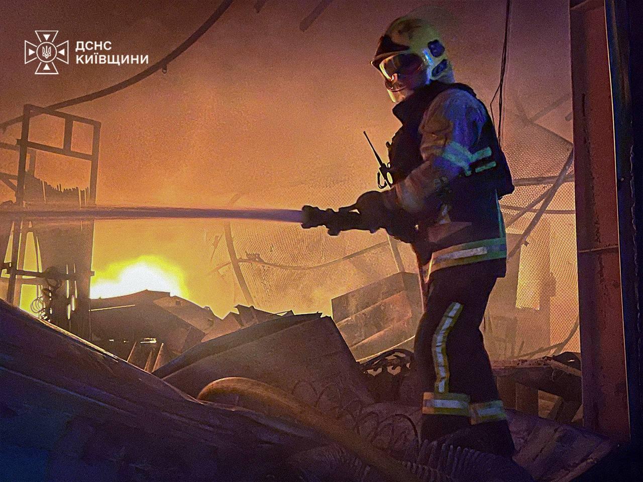 Через російську атаку  пошкоджено виходи зі станції метро «Вирлиця»