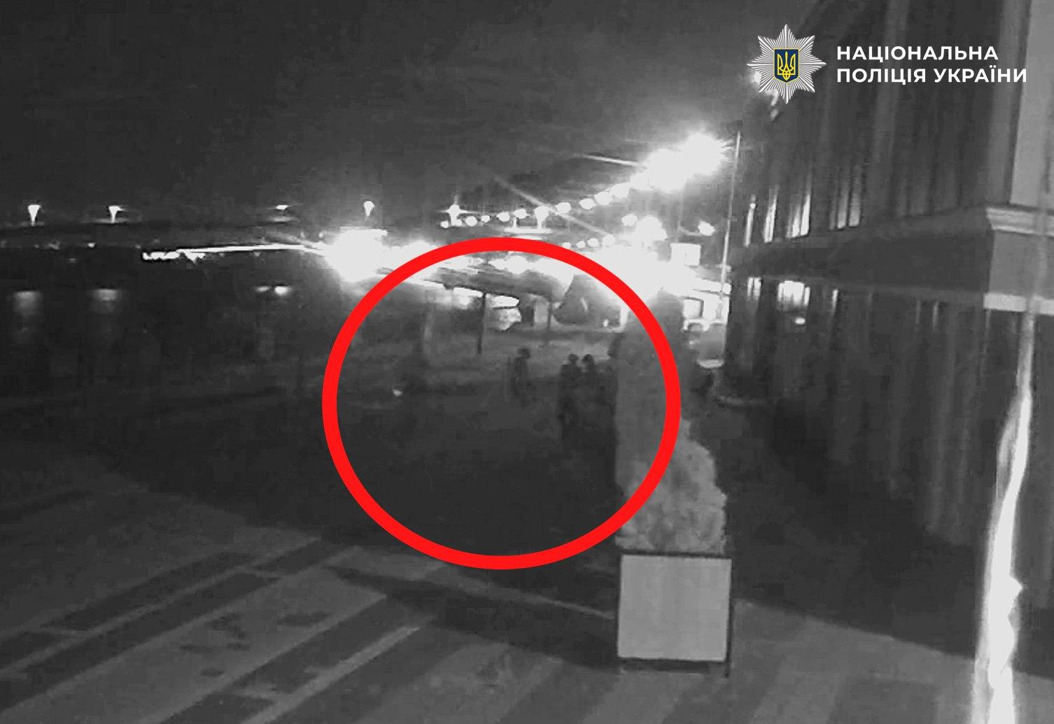 Били ножем та кастетом: хлопців 16 і 17 років затримали за напади на жінок на Подолі
