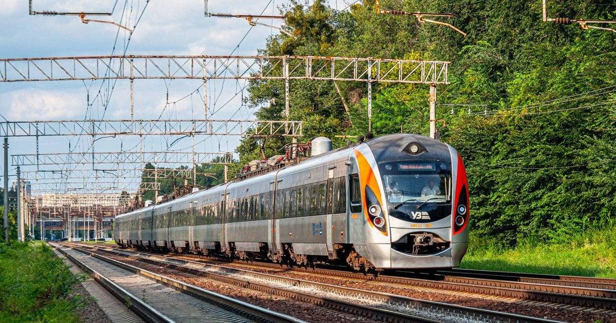Через вплив бойових дій десятки поїздів затримуються на час від 2 до 13 годин – як діяти пасажиру