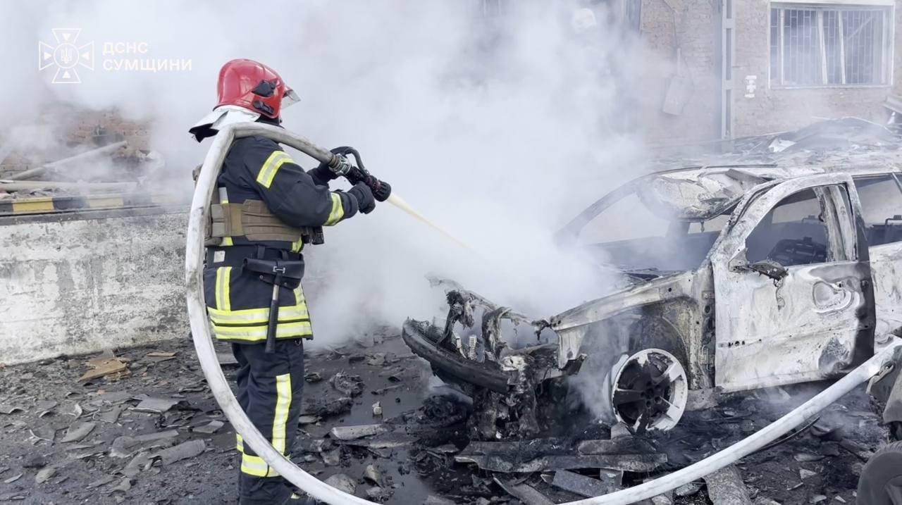 Ворог бив по Харкову і Сумах, на Київщині рятувальники продовжують приборкувати вогонь