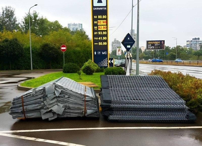 «Укрнафта» встановлює габіони навколо АЗК у Києві для захисту від уламків дронів