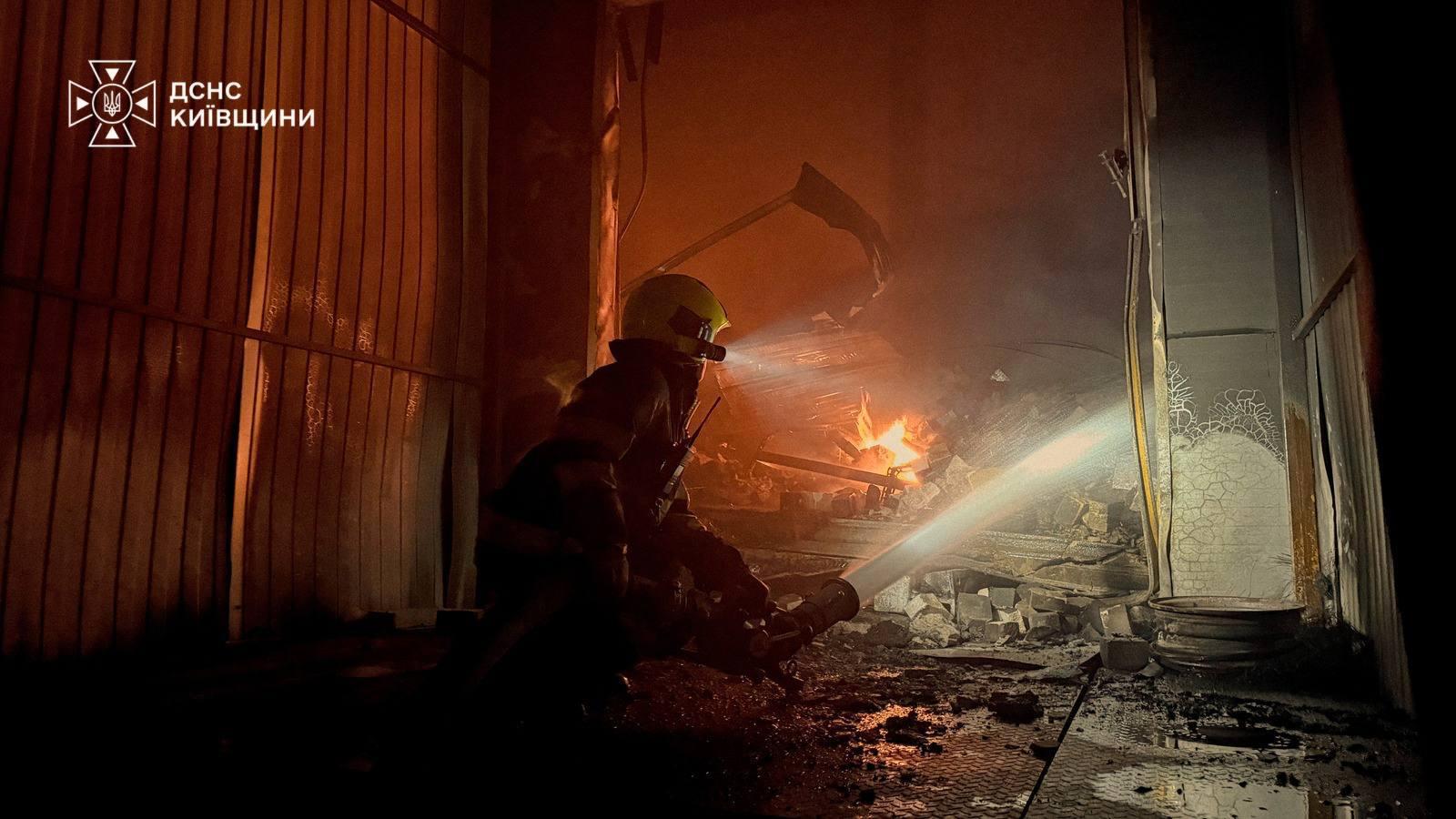 Рятувальники загасили пожежі на трьох складах під Києвом